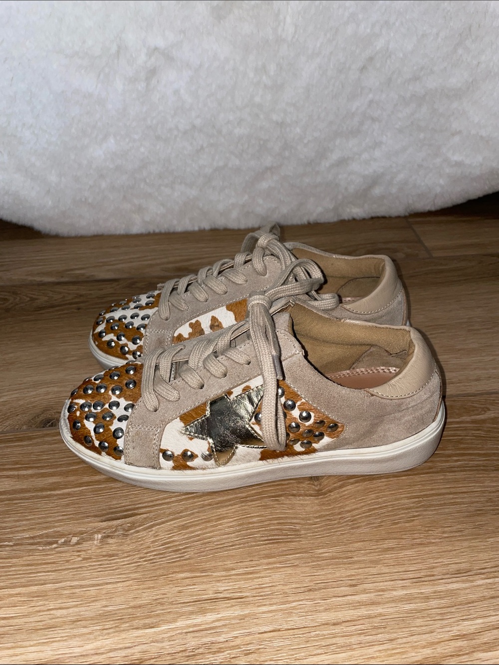 Myra Grin Sneakers - Picture 3 of 9